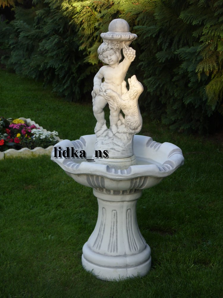 fontanna chłopiec z pieskiem rzeźba