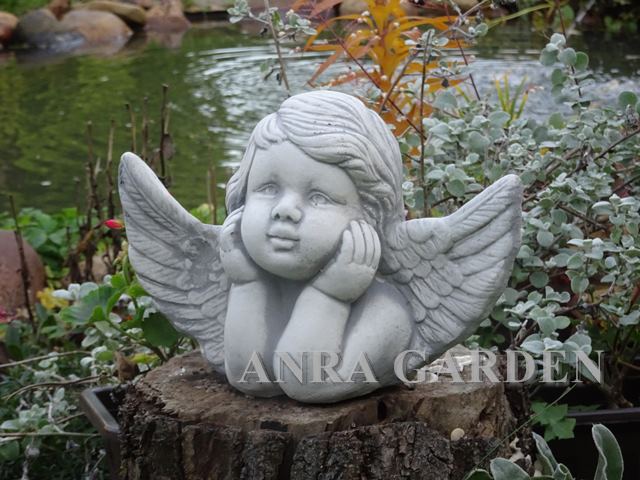 Figura aniołka- zamyślony