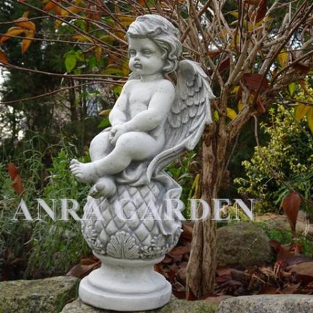 Figura aniołka siedzącego na kuli