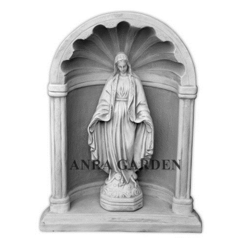 Altar mit einer Statue der Jungfrau Maria