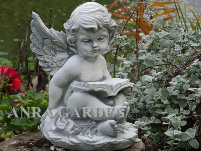 Figura aniołka z książką