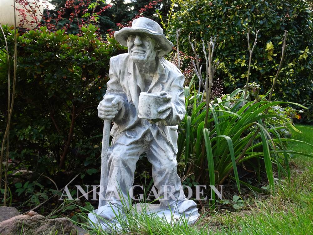 Gartenfigur aus Beton - alter Mann, Bettler